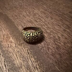 Elegant Gold-Toned Women's Fashion Ring Size 7